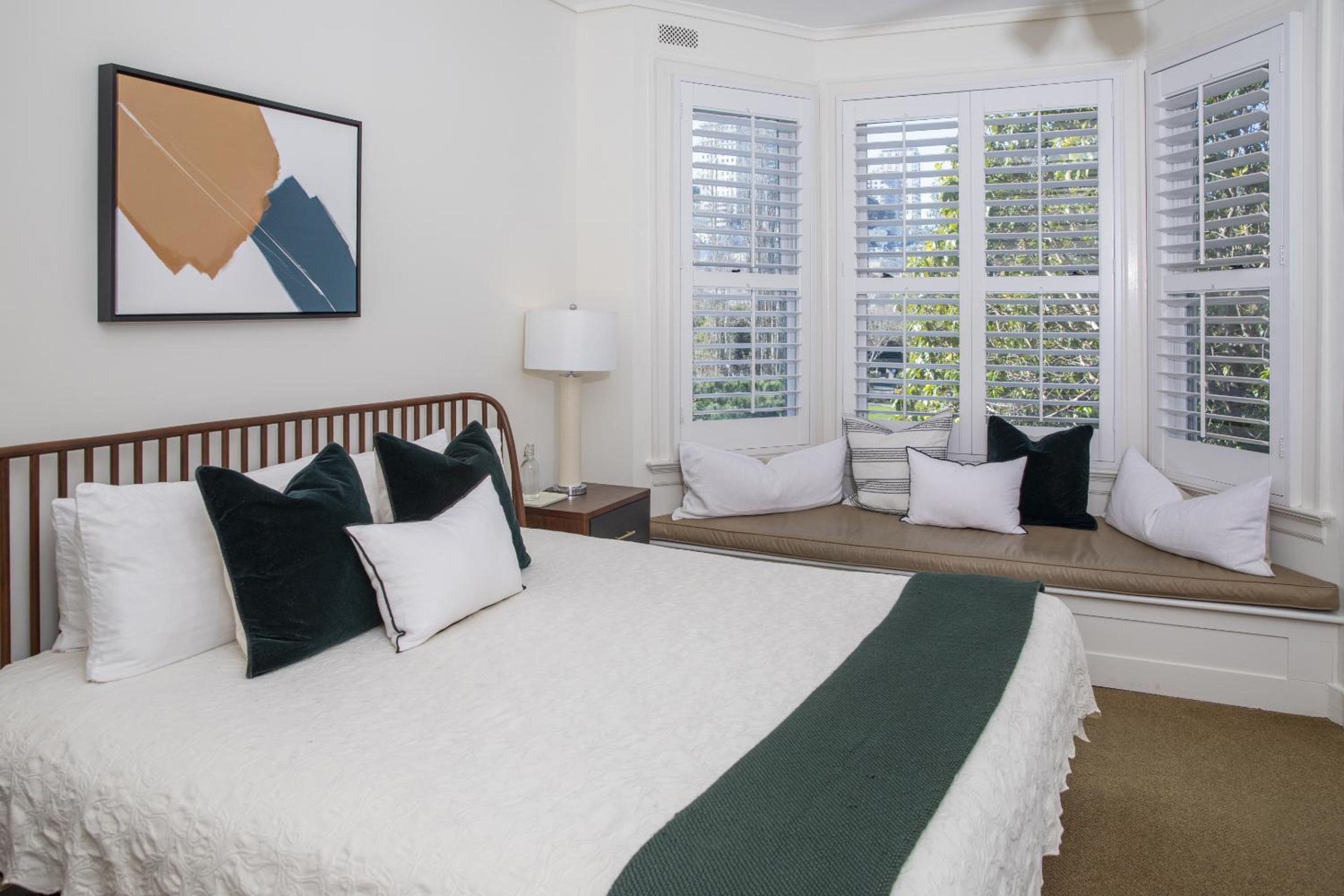 جناح جونيور بسرير كينج، The Washington Square Inn 2/10