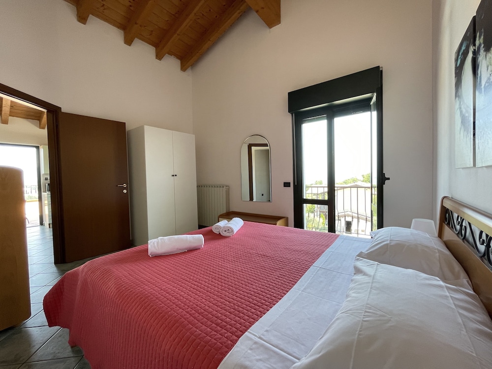 1 Bedroom, Apartment, 1 Double and 1 Single Bed, Lake View, Pool Side