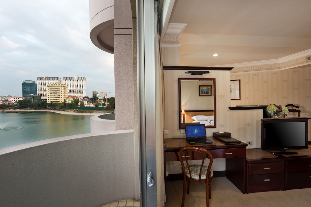 Lake Side Hotel 59/63