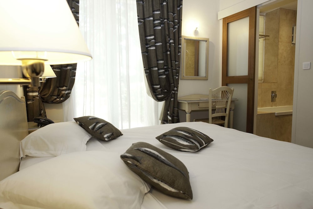 غرفة قياسية بسرير كوين في الطابق الأرضي، Grand Hotel Des Lecques, BW Signature Collection 4/6
