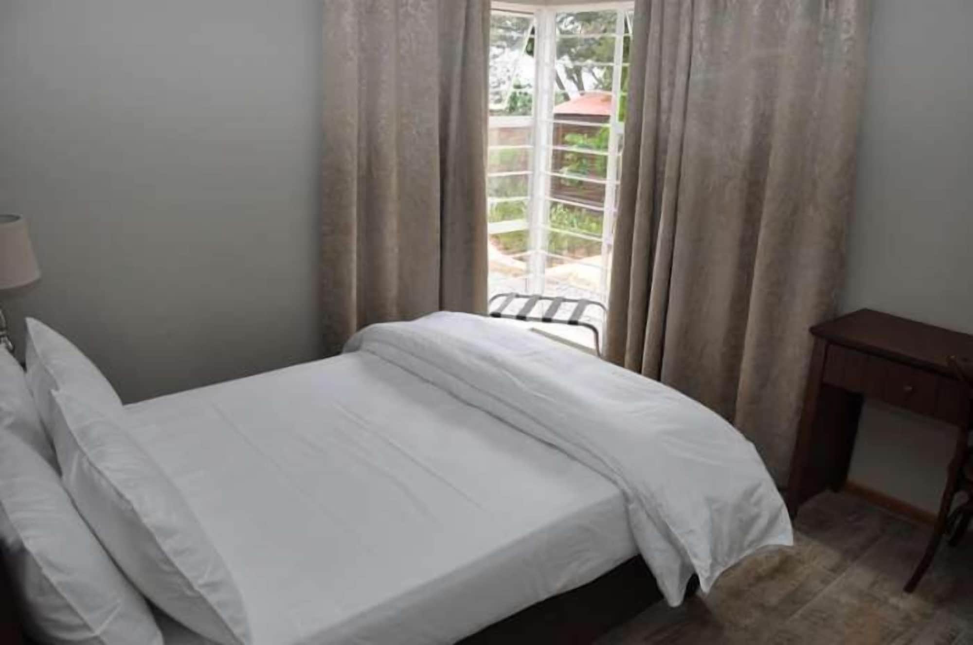 Executive, House, Twin Beds, 3 Beds, Queen Bed, 2 Sofa، Opikopi Guest House 5/6