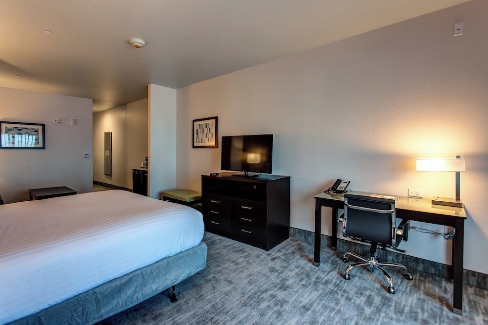 Holiday Inn Express & Suites Gatesville N. Ft Hood 27/65