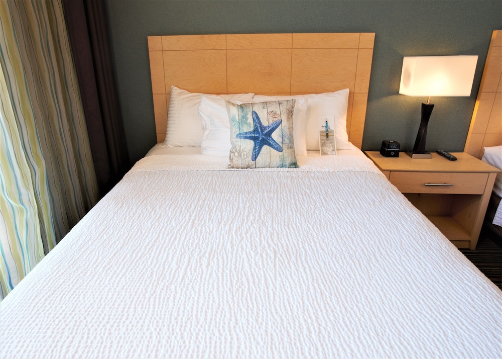Room, Queen Bed, Pool View, No Balcony