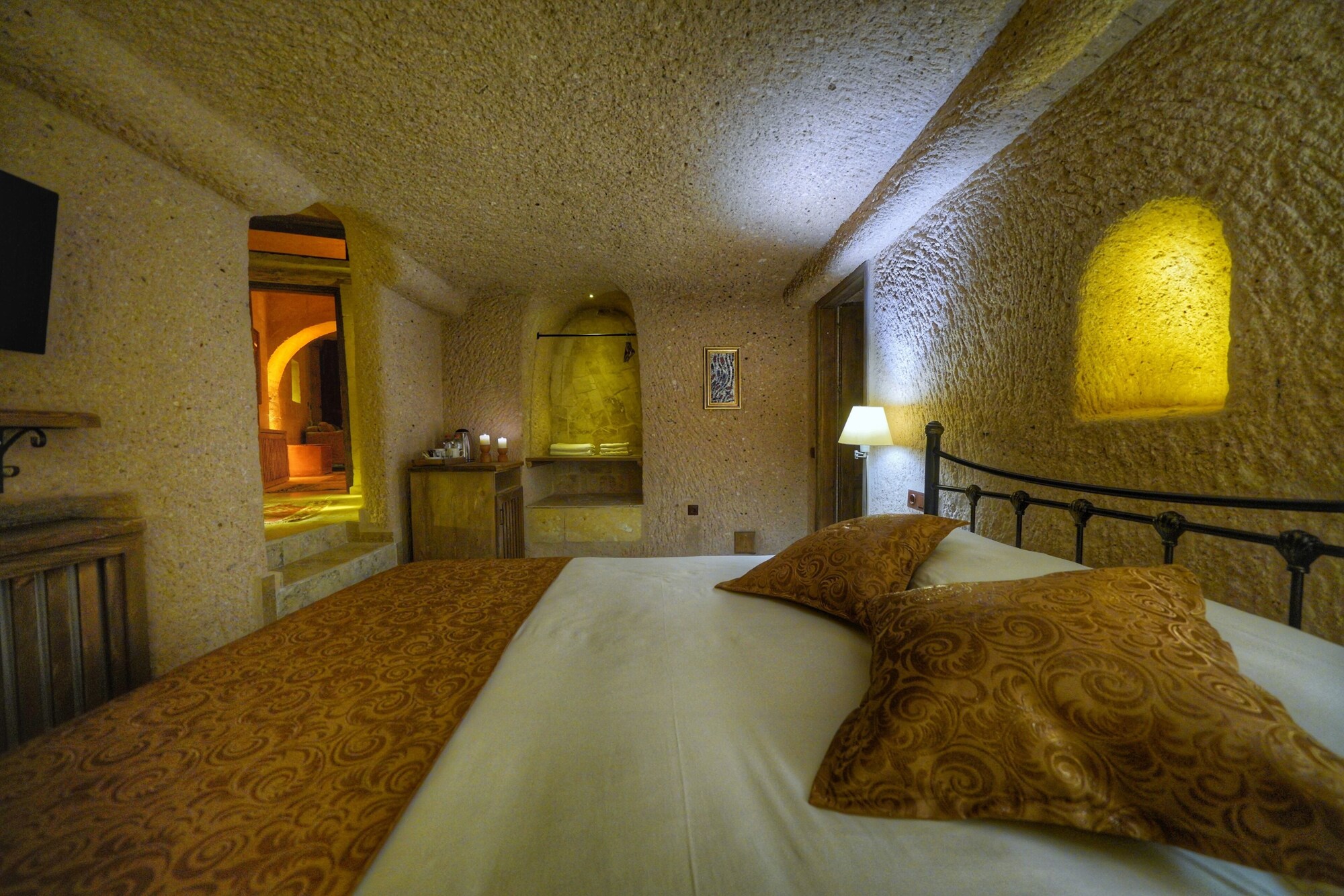 Cave, Queen Bed