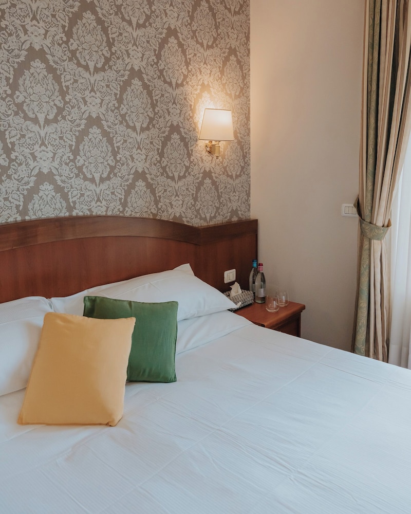 LUXURY, DOUBLE OR TWIN BED