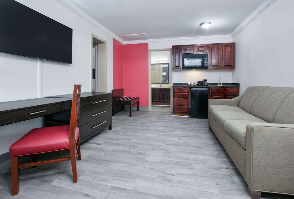 Ramada by Wyndham Diamondhead I-10/Gulfport 34/47