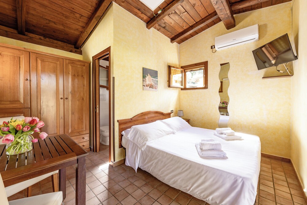 HOLIDAY VILLAGE 14/58