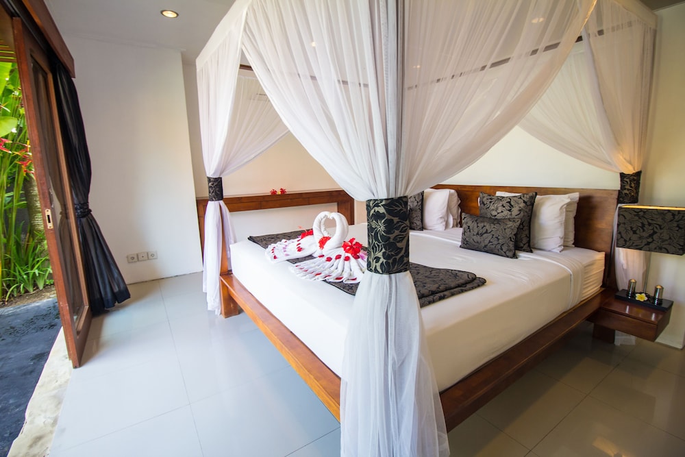 4 BEDROOMS, FAMILY, VILLA, POOL VIEW, PRIVATE POOL