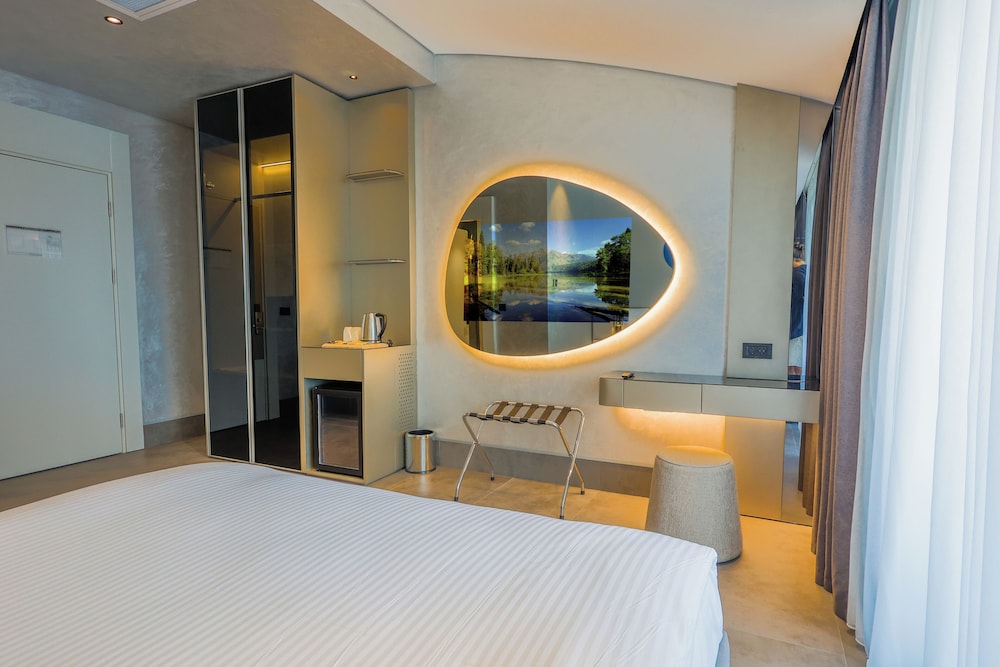FOUR HILLS HOTEL 13/37