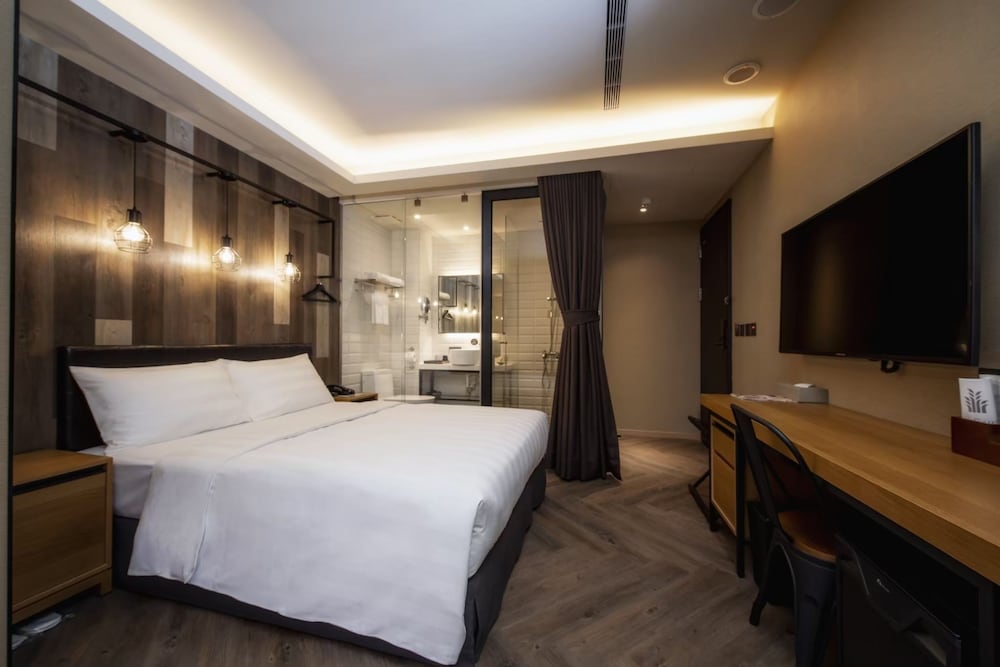 Room, Double Bed, No Window