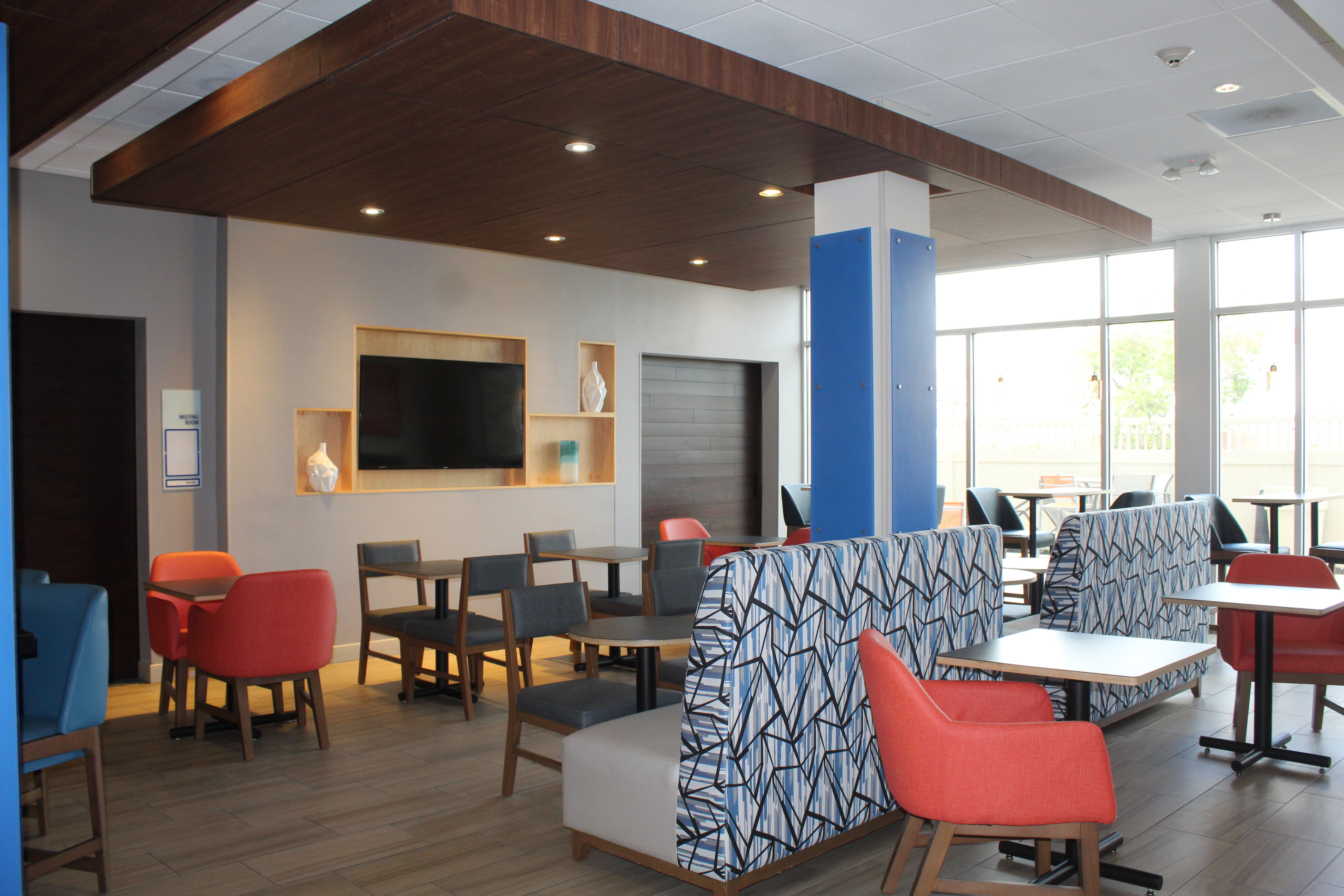 Holiday Inn Express & Suites Roswell 65/68