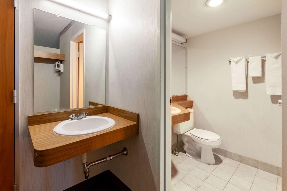 Travelodge by Wyndham Cleveland Airport 12/36