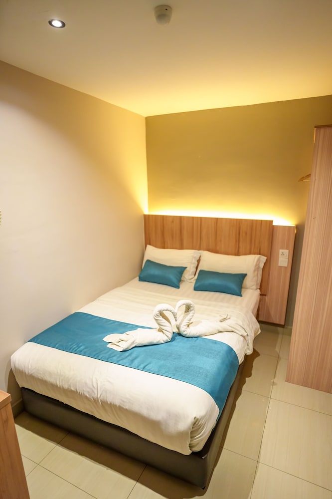 STANDARD, QUEEN BED