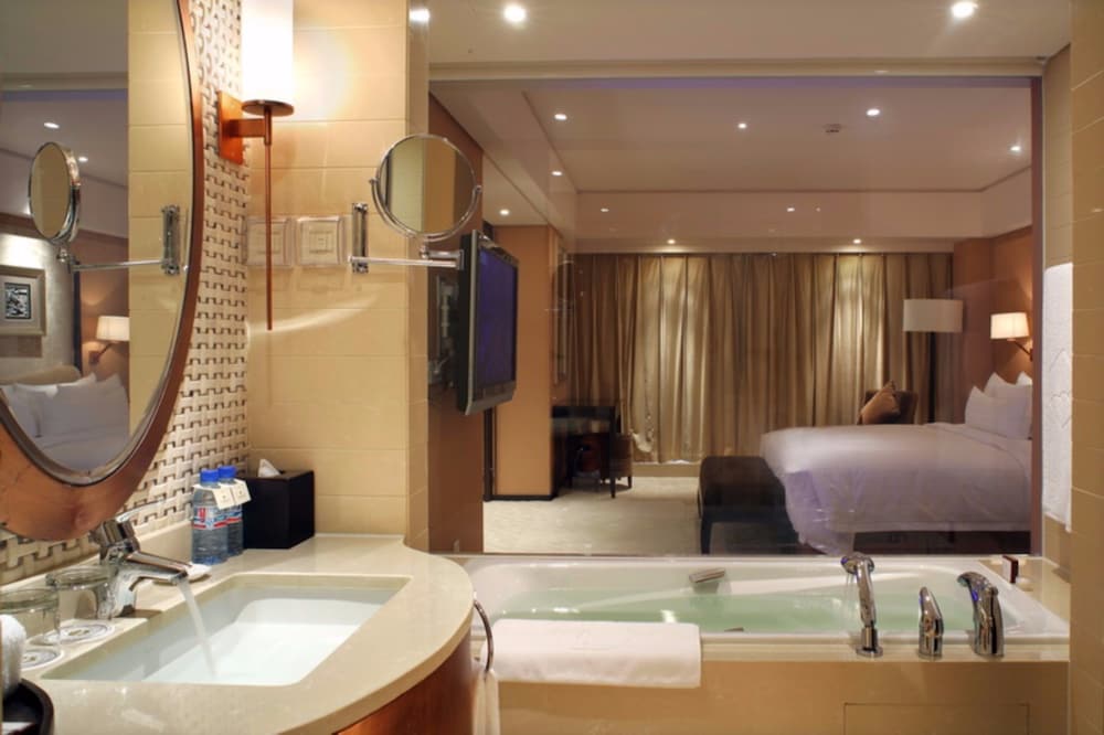 The Lakeview Hotel 24/25