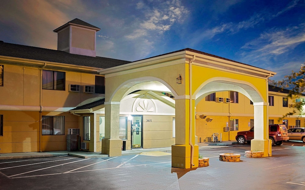 Super 8 by Wyndham Muncie/Ball St. College Area 2/24