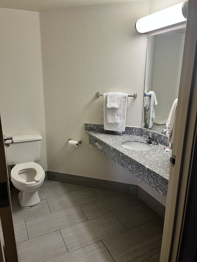 Howard Johnson by Wyndham Clarksville Tennessee 43/45