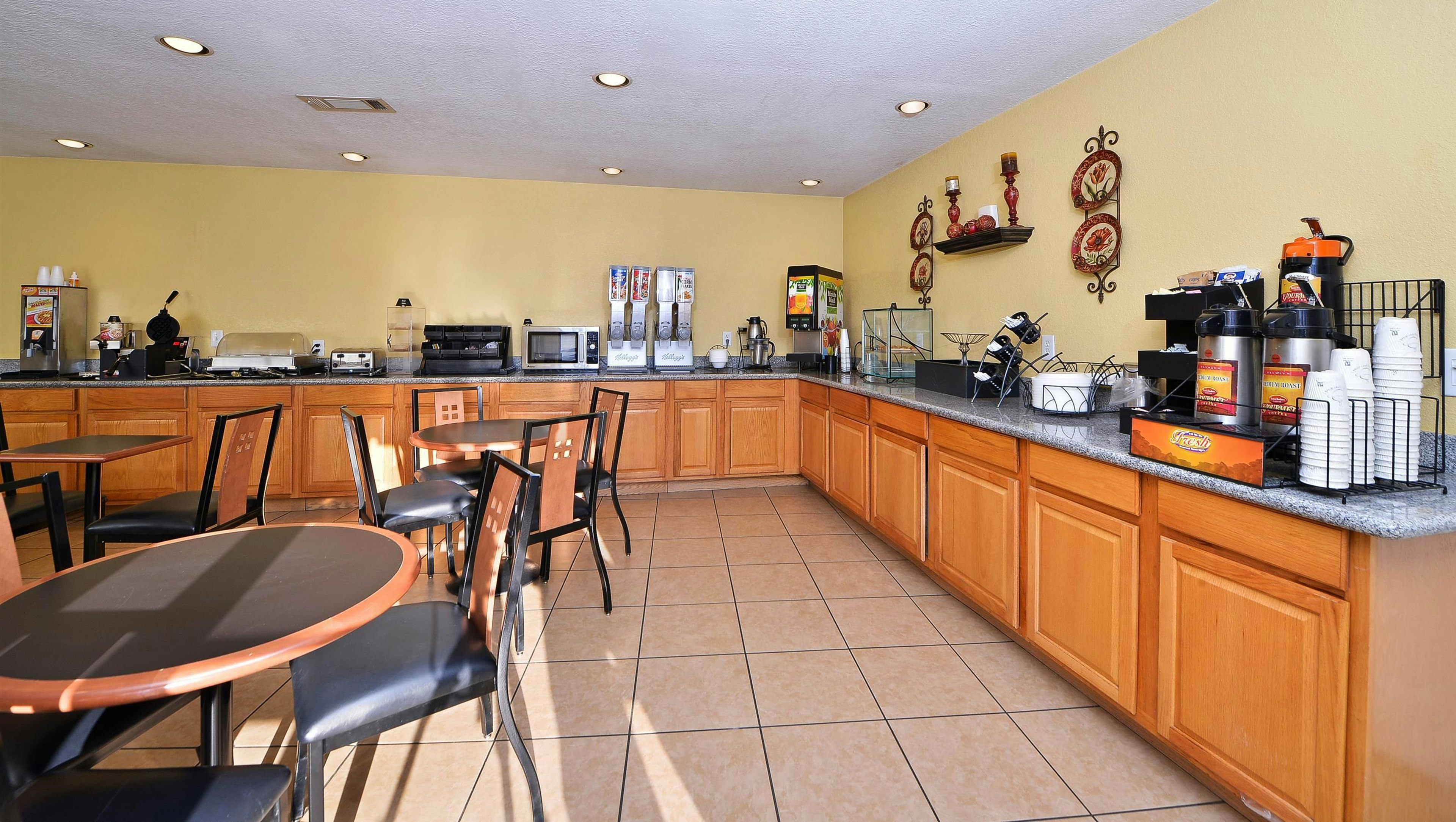 Xecutive Inn and Suites 25/37