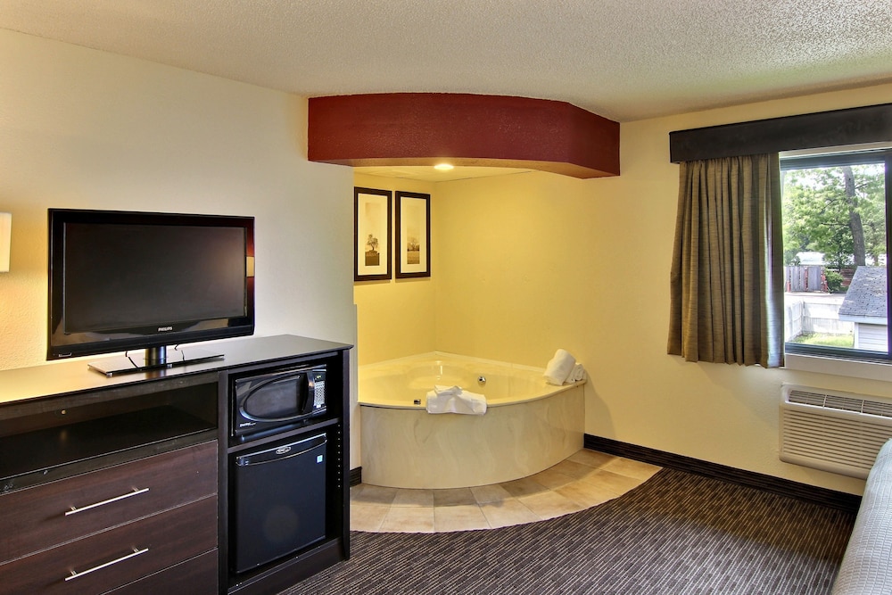 Blossom Hotel & Suites Traverse City 58/64
