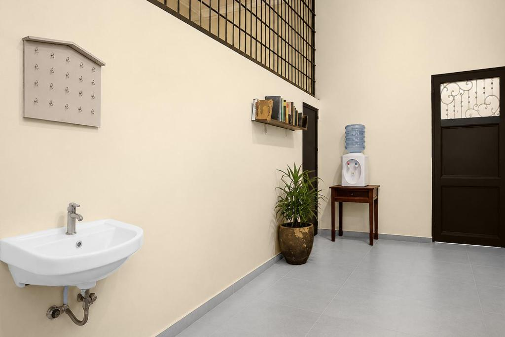 Hotel O near Universitas Sumatera Utara formerly Golden Cempaka Guest House 11/11