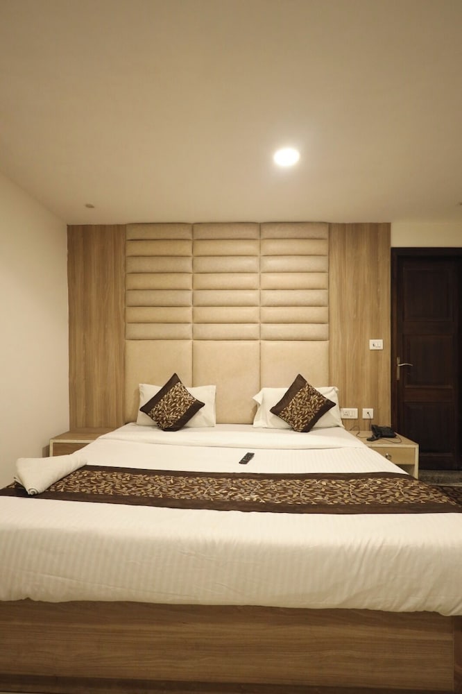 Hotel The Paramont Delhi 16/50