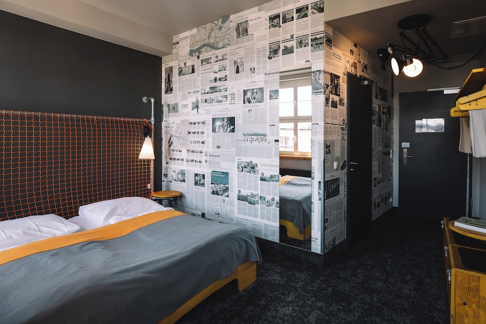 DELUXE, DOUBLE BED