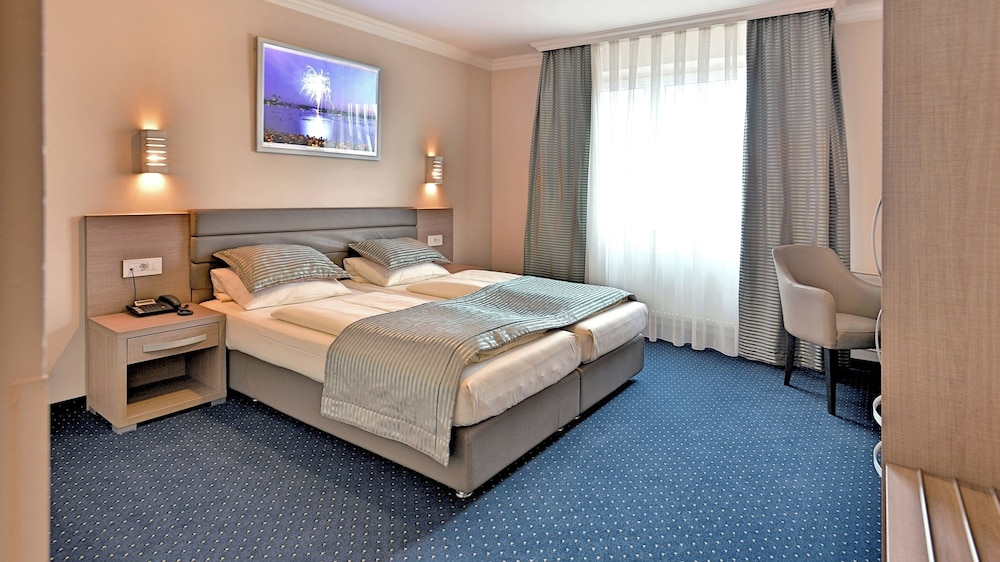 COMFORT, TWIN BEDS, CITY VIEW, PRIVATE BATHROOM