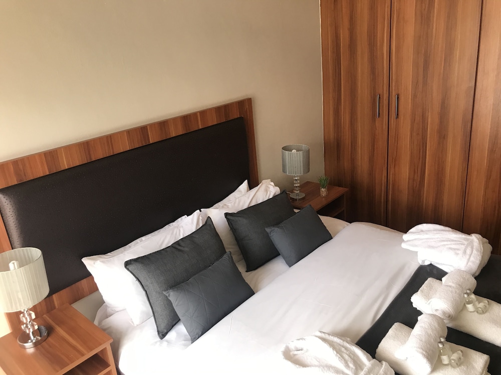 Manor Hills Guest Lodge 8/40