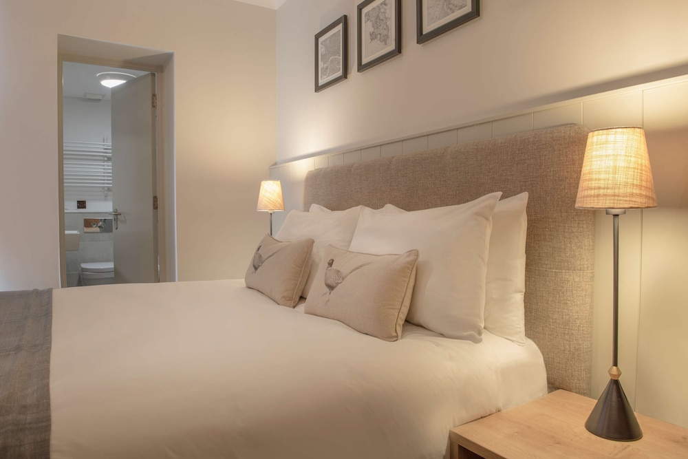 De Vere Latimer Estate 12/50
