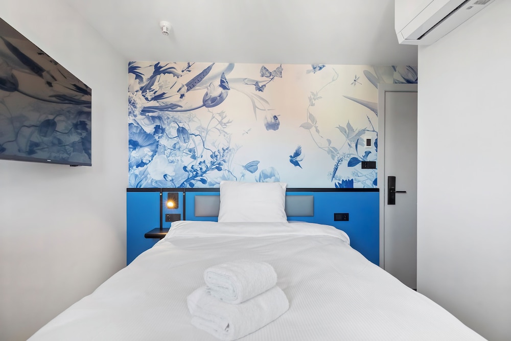 ROOM, SINGLE