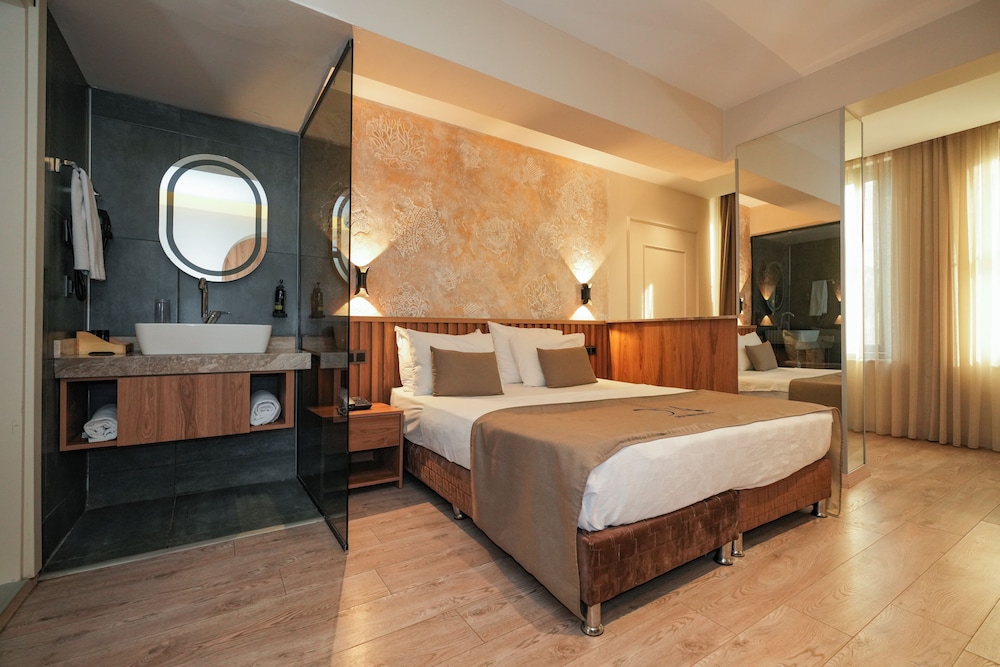 Deluxe, King Bed, Murphy Bed