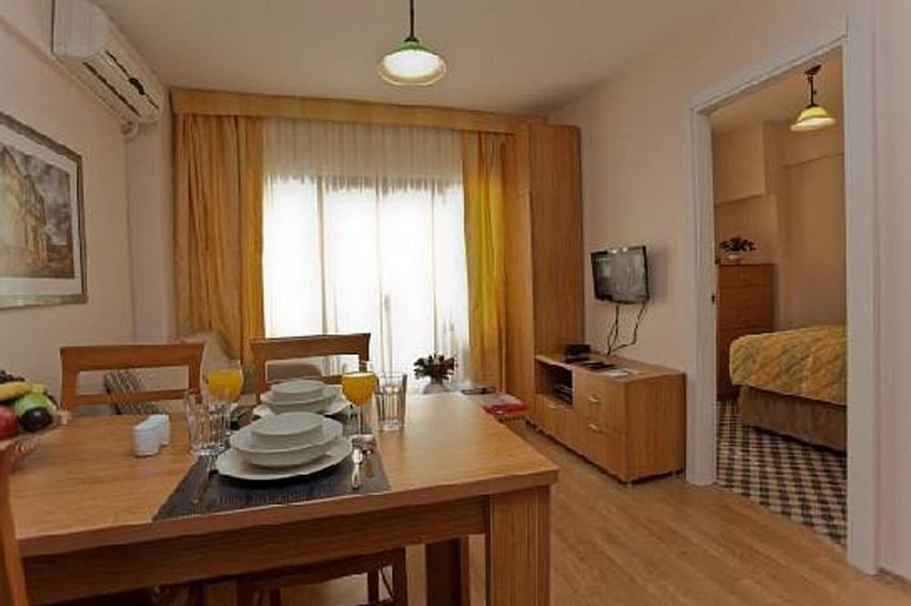 Three Apples Suites 30/39