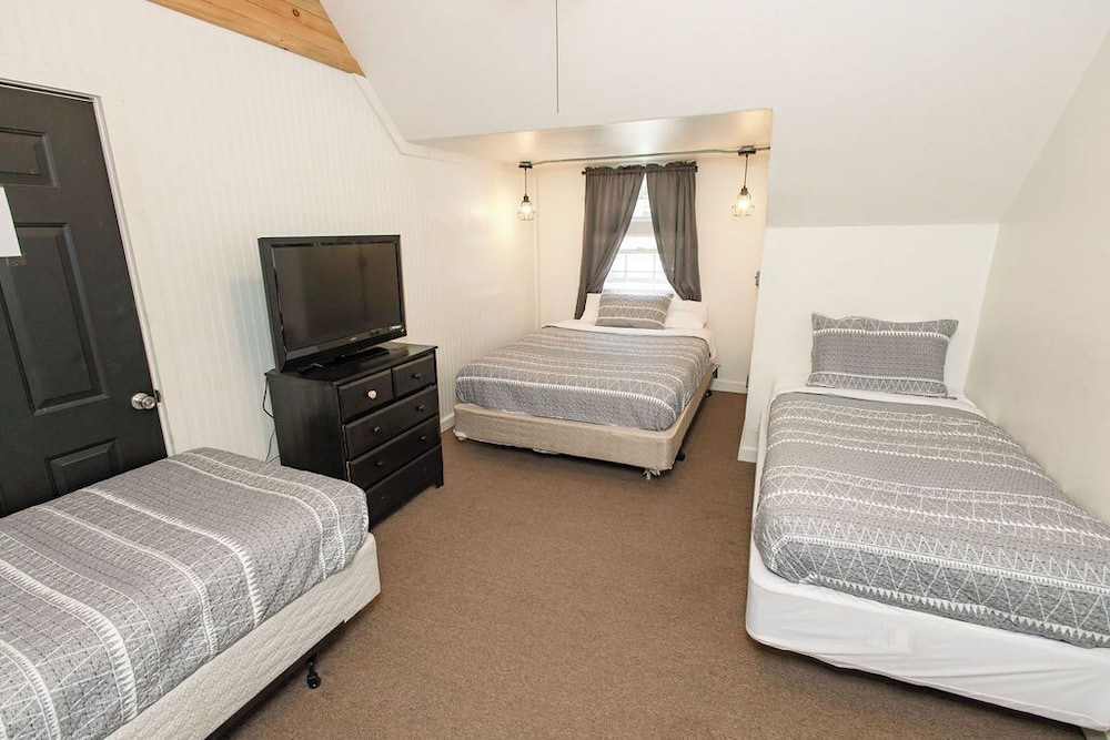 Shaver Lake Village Hotel 14/50
