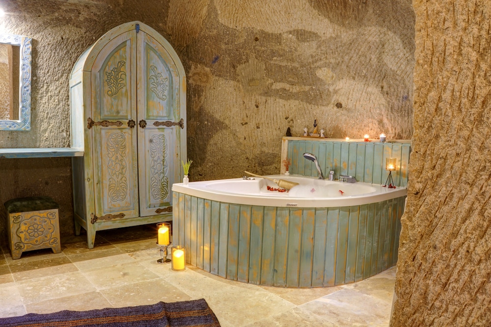 Nari Ask Cave Hotel 50/50