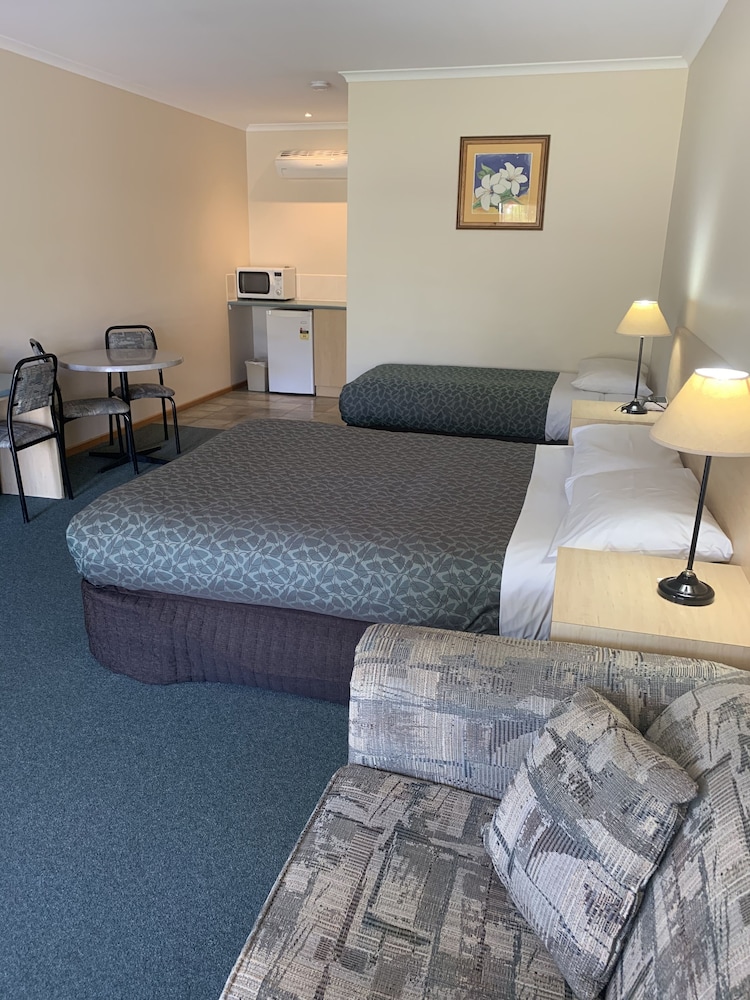 Arthur Phillip Motor Inn 24/36