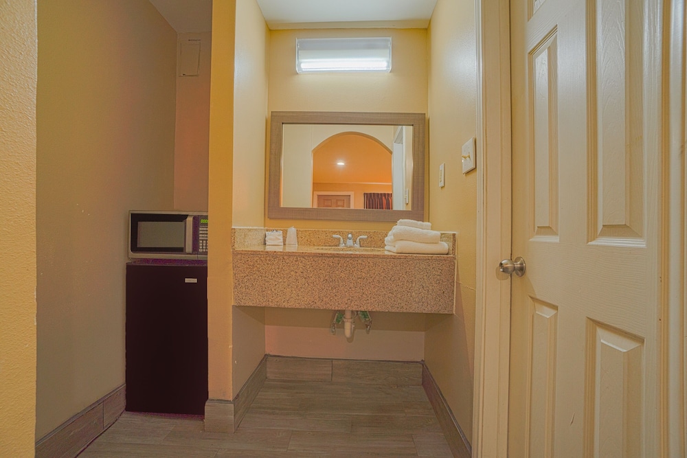 Days Inn by Wyndham Aransas Pass 50/50