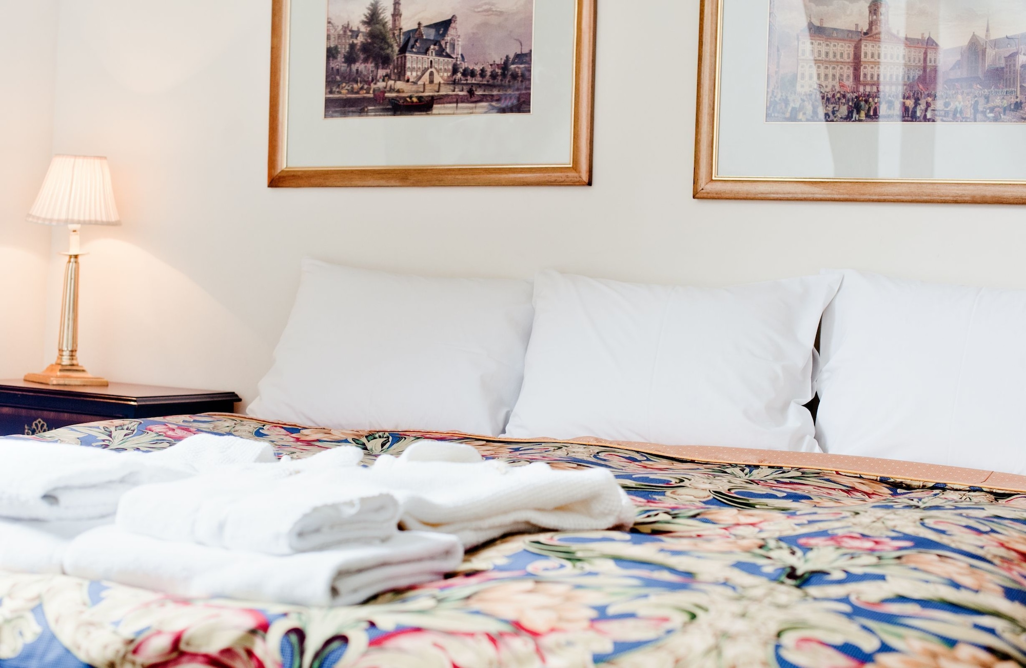 DELUXE, DOUBLE OR TWIN BED