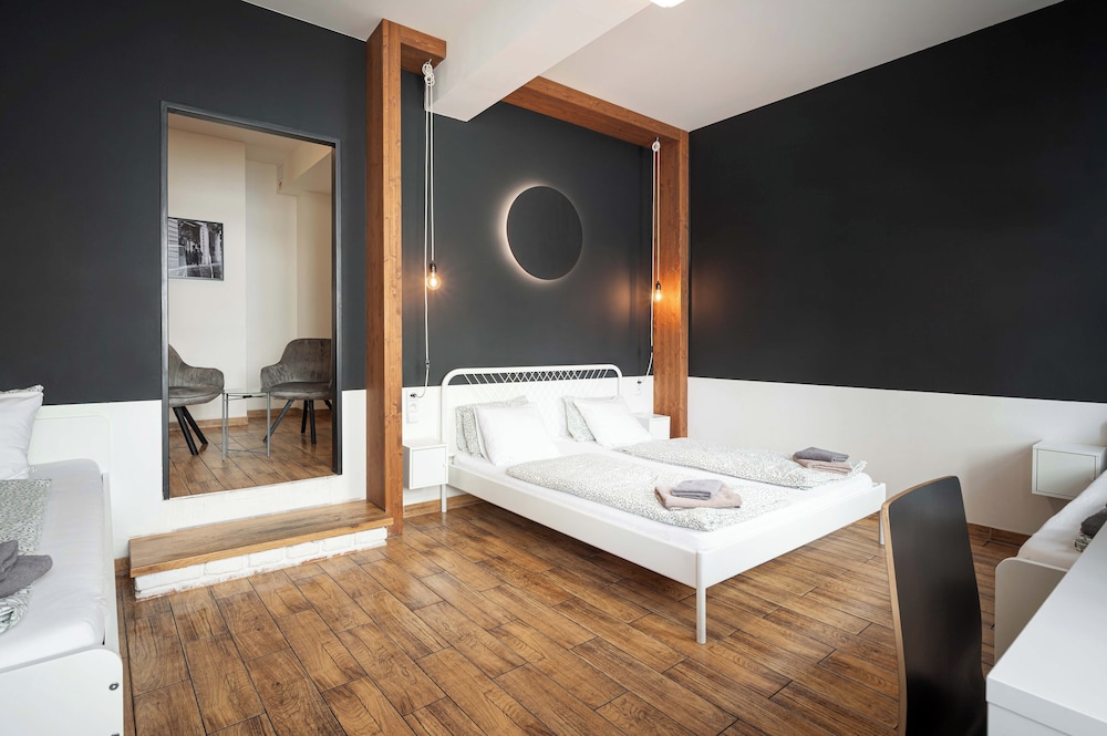 1 BEDROOM, STANDARD, QUADRUPLE, QUEEN AND TWIN BEDS, COURTYARD VIEW