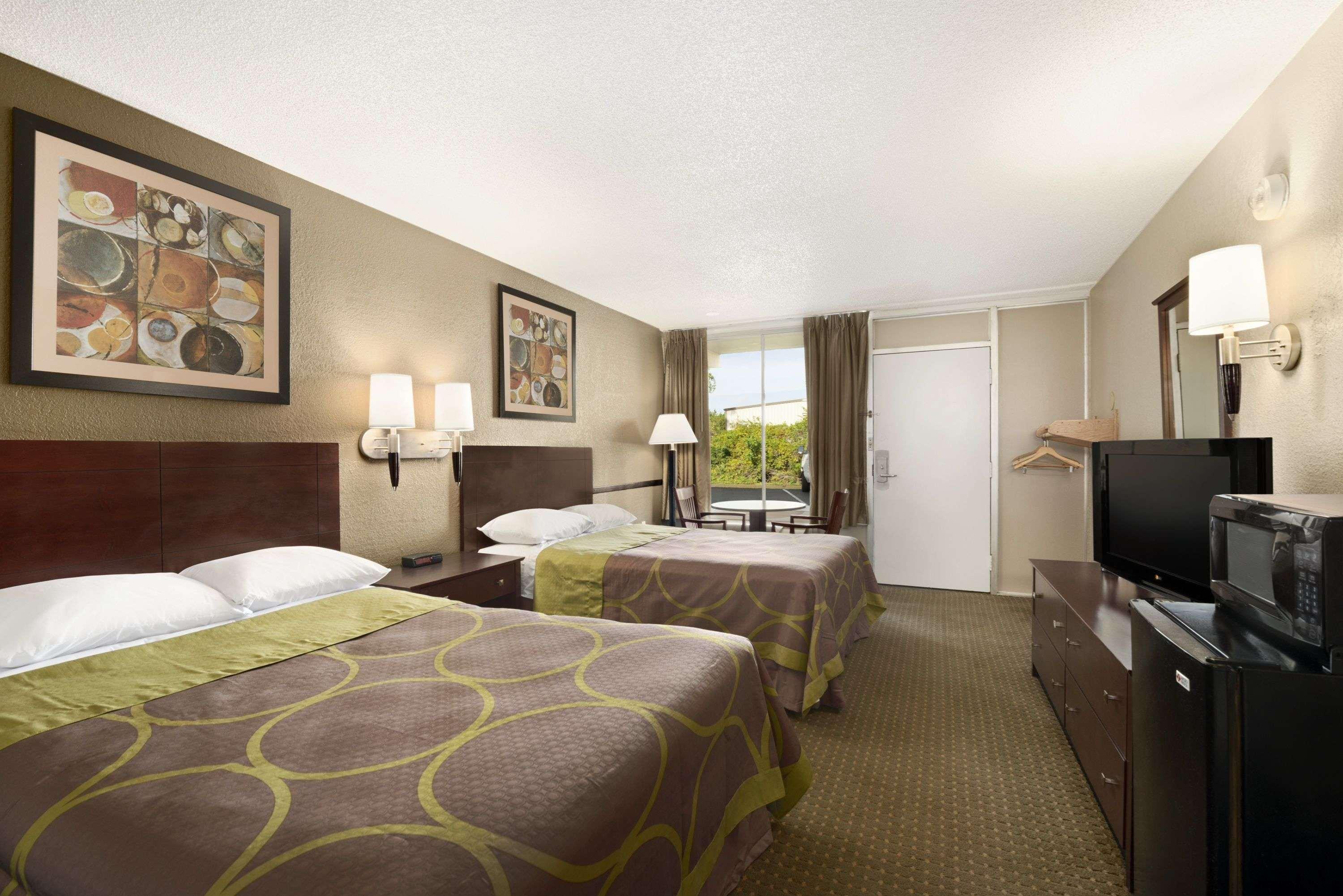 Super 8 by Wyndham Ormond Beach 10/31