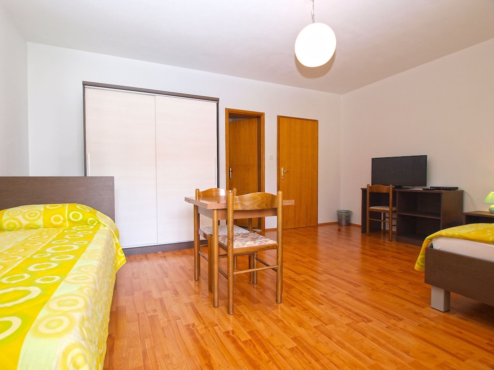 Apartments Ivica 1452 18/37