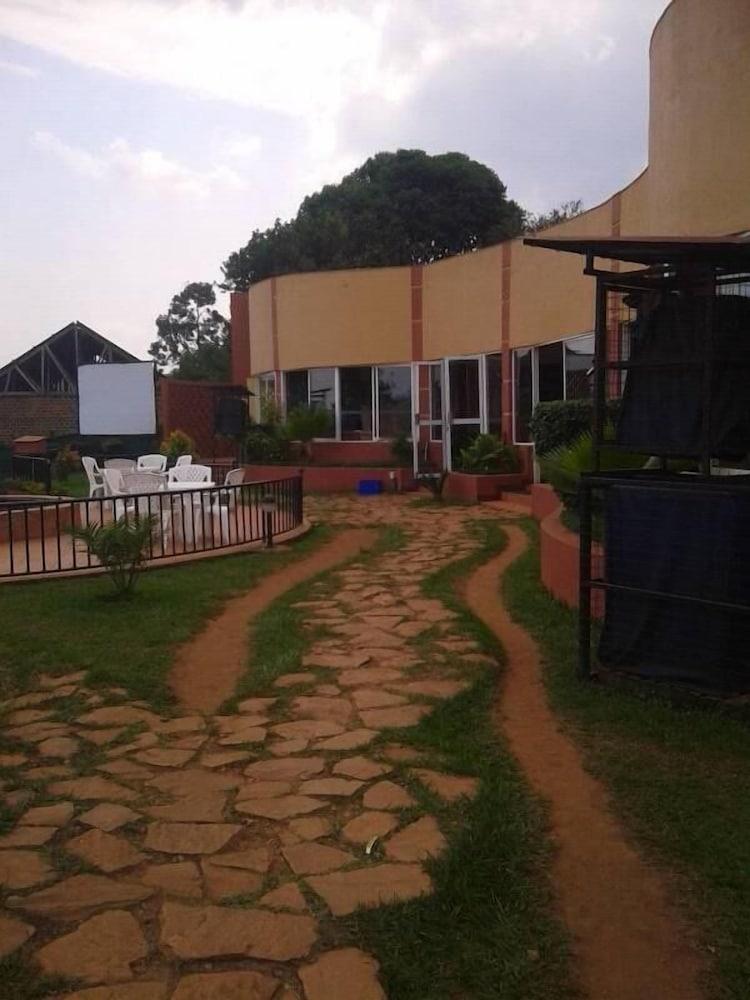 Makutano Hotel 17/18