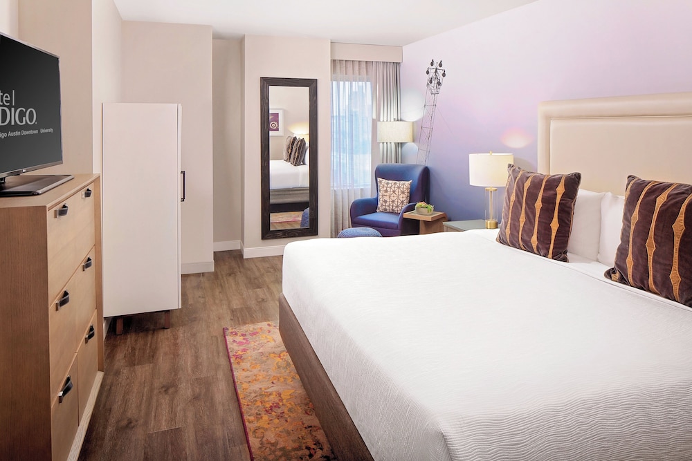 SUITE, KING BED