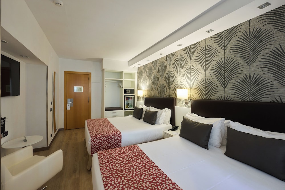 Room, Triple, 1 Double and 1 Single Bed, Catalonia Castellnou 2/10