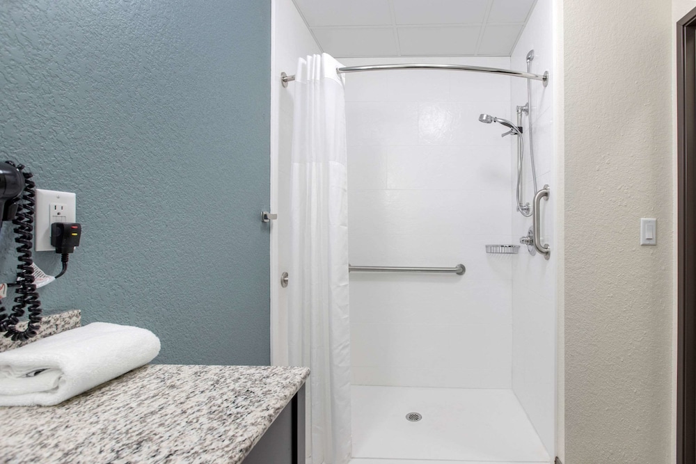 Sleep Inn and Suites Ankeny Des Moines IA 22/33