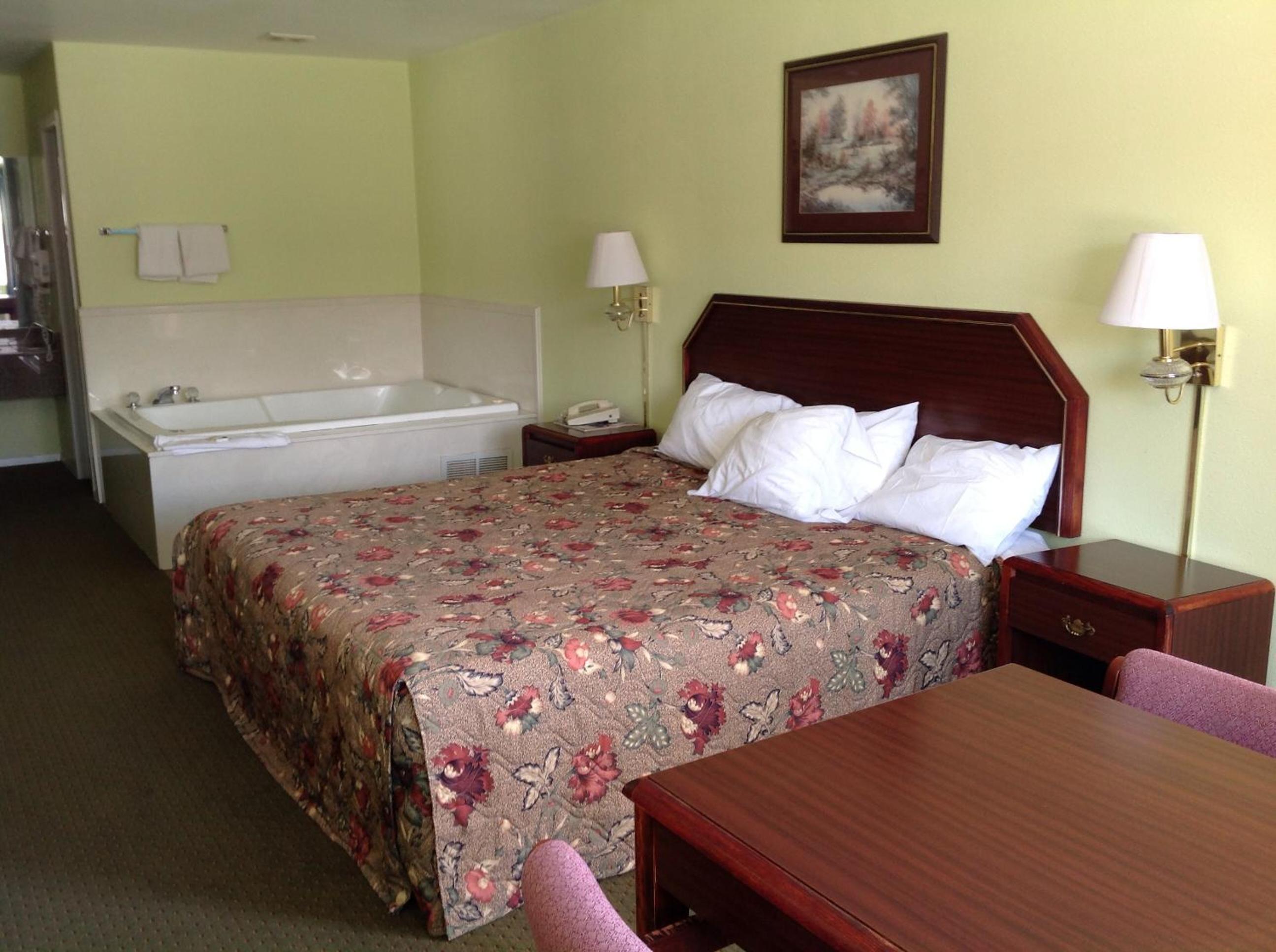 1 King Bed Non-Smoking, Micfridge