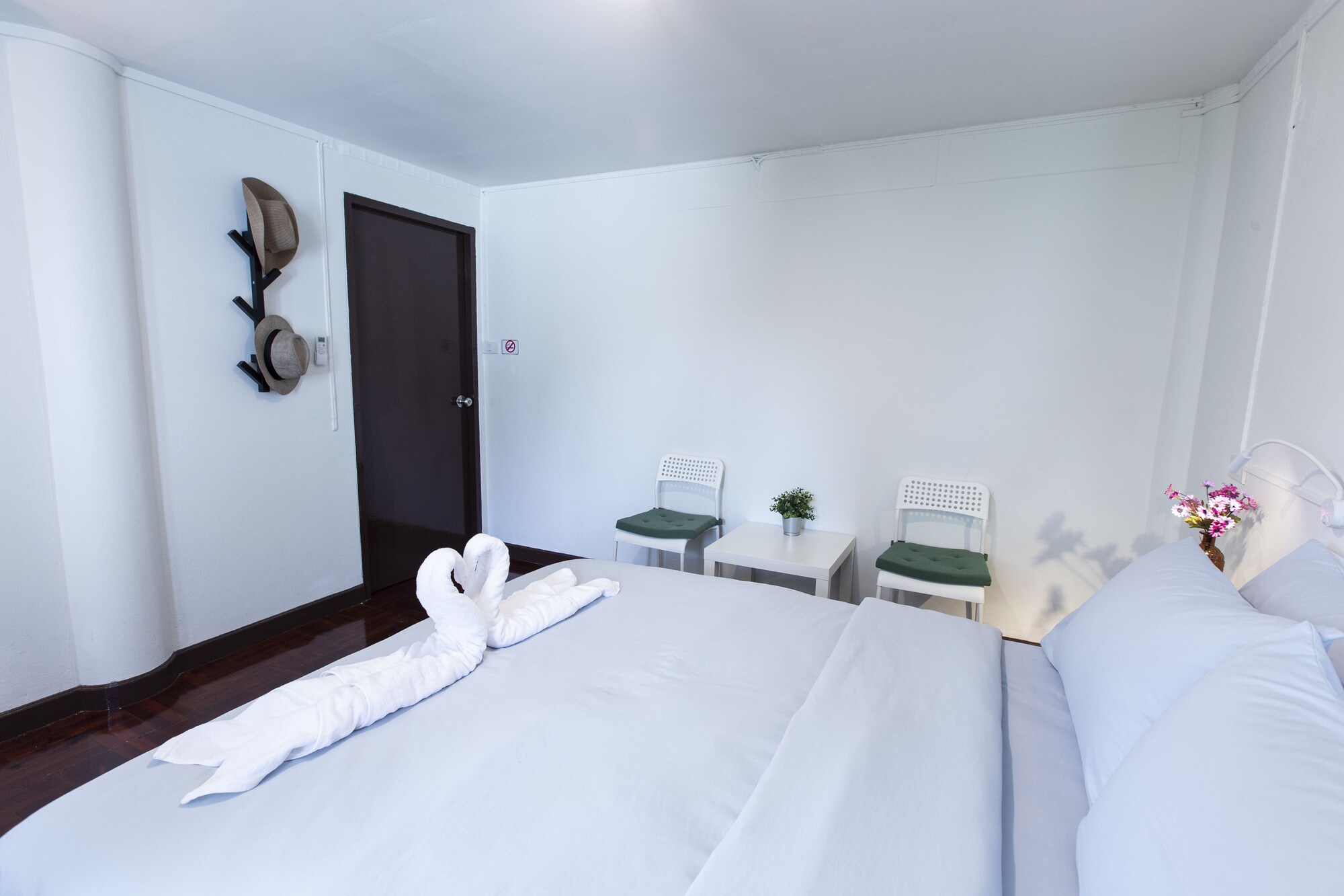 STANDARD, QUEEN BED, SHARED BATHROOM