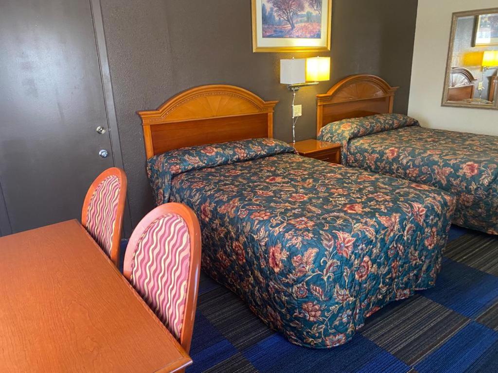 Country Club Inn &amp; Suites 28/51