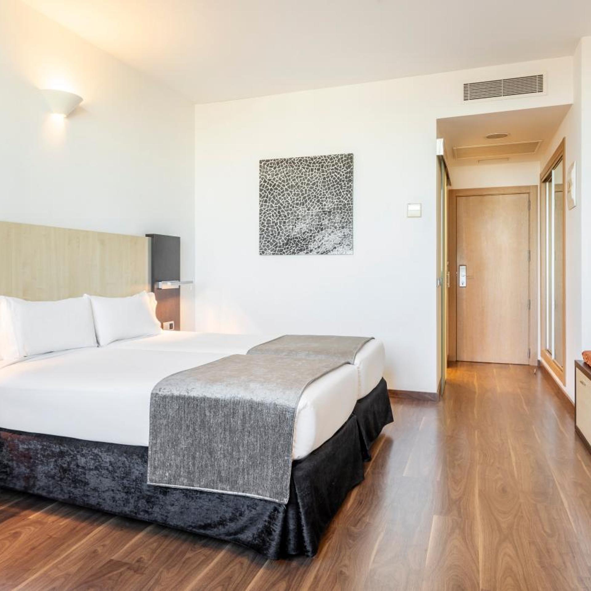 ROOM, DOUBLE OR TWIN BED