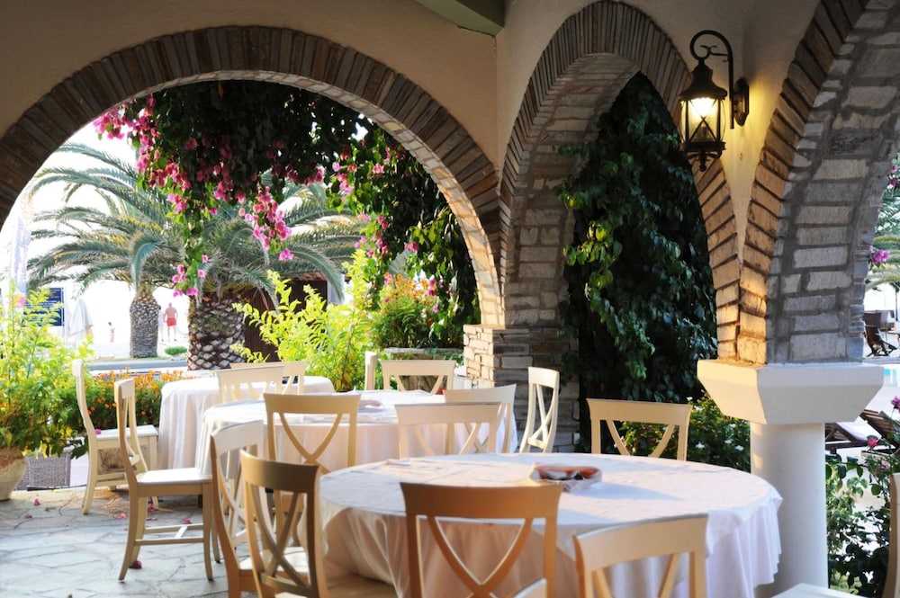 Assa Maris Beach Hotel 89/108