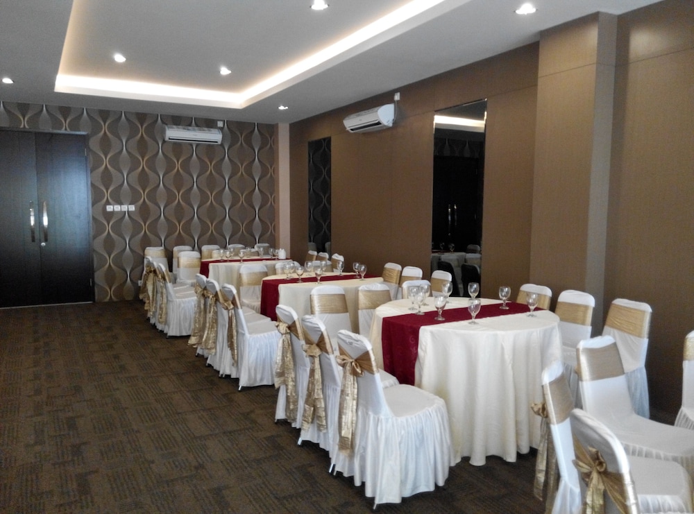 Viva Hotel Kediri by Azana 24/55