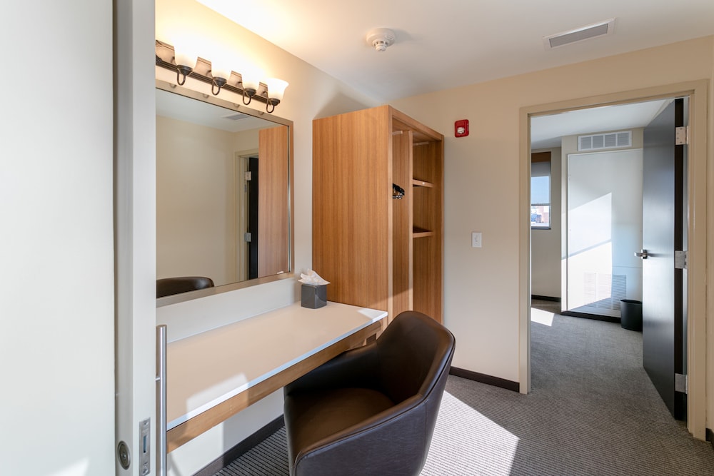 Hyatt Place Wilmington Riverfront 8/66
